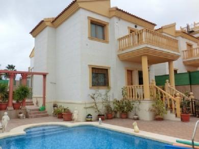 Chalet con 3 dormitorios se vende en Villamartin, Costa Blanca