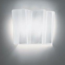 Artemide Logico parete fluorescente, difusor seda, fondo gris - iLamparas.com