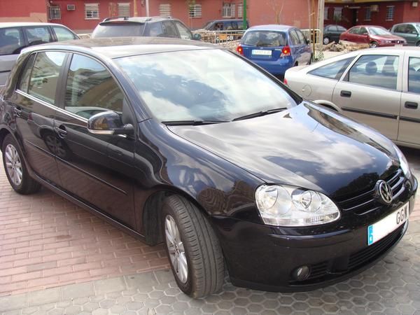 SE VENDE VOLKSWAGEN GOLF IGOLF 1.9 TDI 105 CV, COLOR  NEGRO