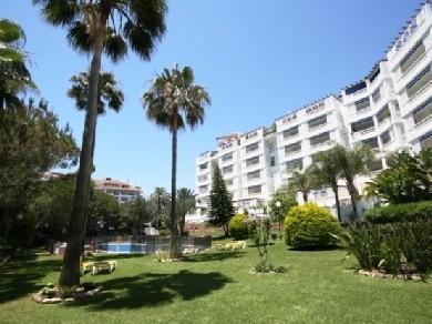 Apartamento con 2 dormitorios se vende en Marbella, Costa del Sol