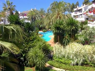 Apartamento con 2 dormitorios se vende en Marbella, Costa del Sol