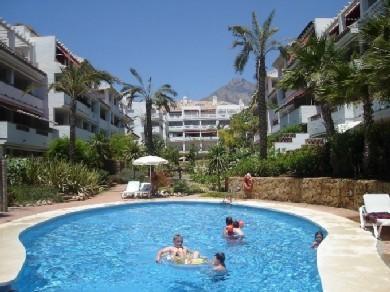 Apartamento con 2 dormitorios se vende en Marbella, Costa del Sol