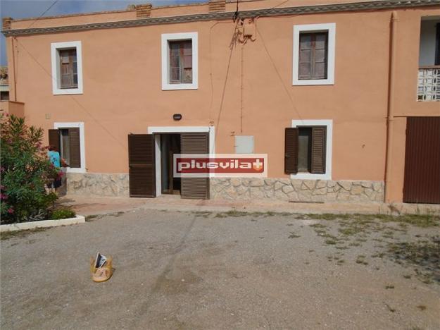 Masía rústica en la comarca de l' alt Penedès, semireformada, gran extensión de terreno.