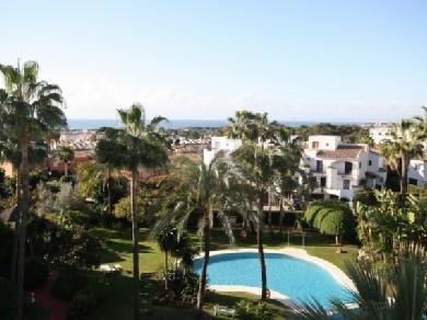 Apartamento con 2 dormitorios se vende en Estepona, Costa del Sol