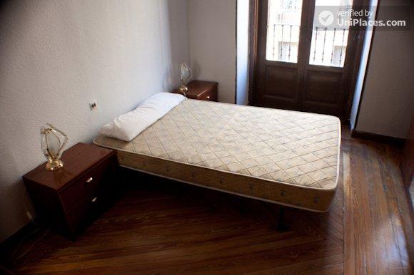 Rooms available - Central 5-bedroom apartment near Madrid's Santo Domingo Plaza