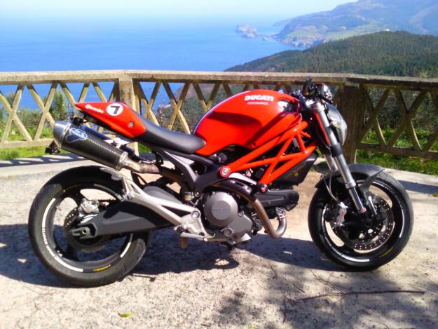 DUCATI MONSTER 696+ con extras