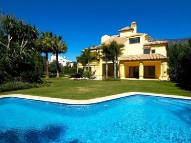 Chalet con 5 dormitorios se vende en Marbella, Costa del Sol