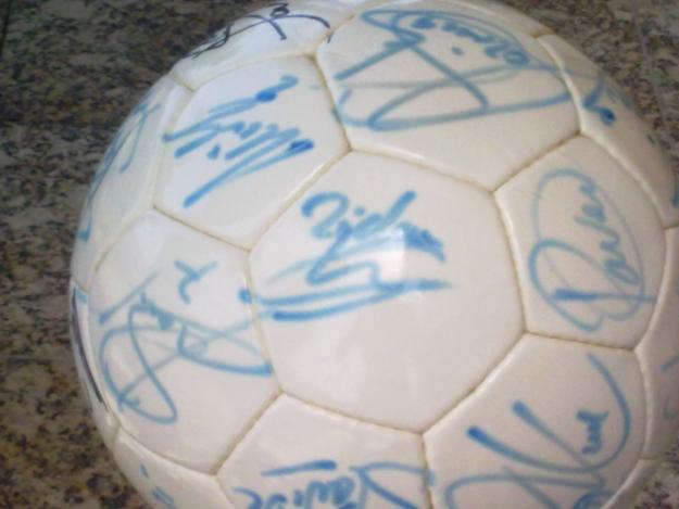 Bola do Real Madrid autografada de 2002