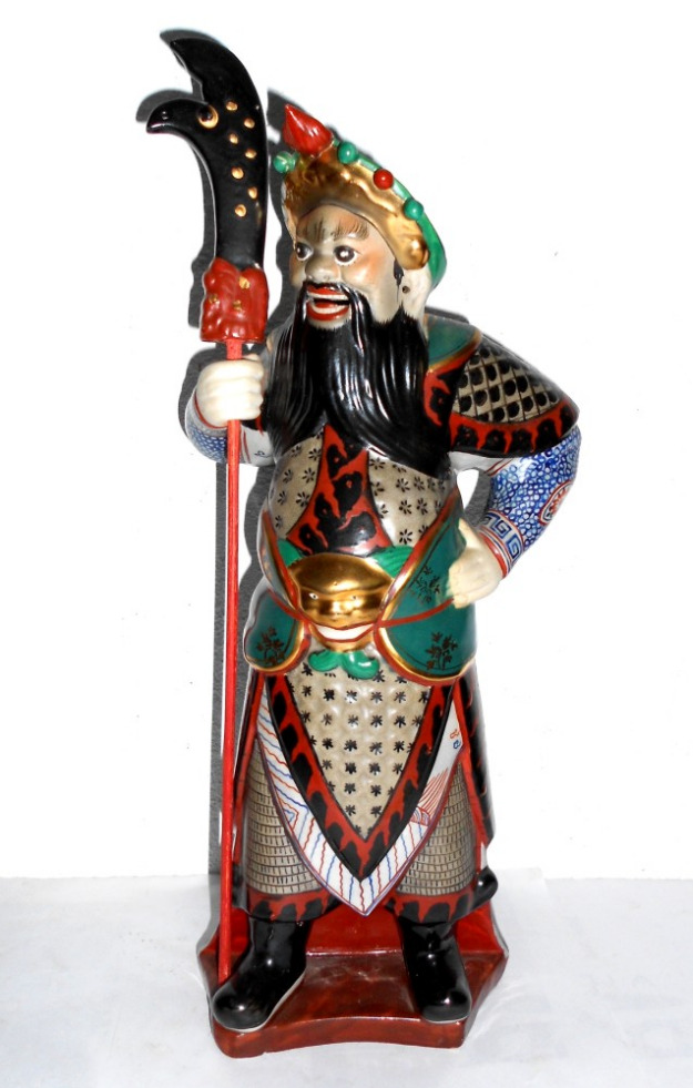 Guerrero samurai antiguo de porcelana policromada