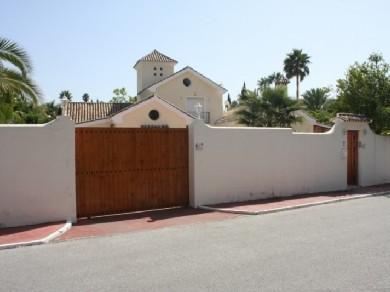 Chalet con 4 dormitorios se vende en Marbella, Costa del Sol