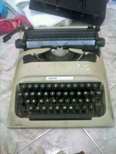 Máquina de escribir antigua Olivetti Lettera 10