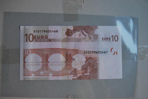 billete de curso legal de 10€ mal cortado tiene dos numeraciones