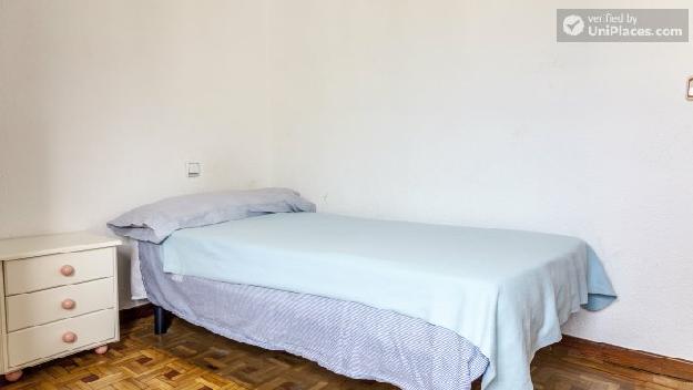 Rooms available - 2-Bedroom apartment in Madrid's Lucero neighbourhood