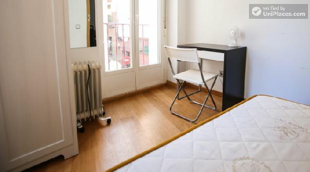 Rooms available - Charming 10-bedroom apartment in lively Malasaña