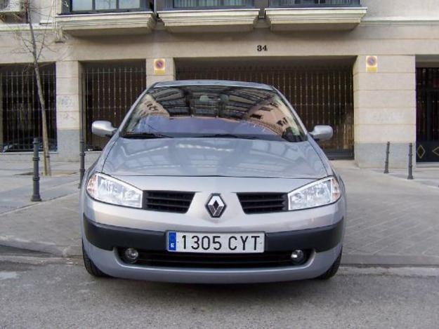 Venta de coche Renault Megane 1.6 Luxe Dynamique '04 en Madrid