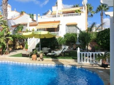 Chalet con 3 dormitorios se vende en Villamartin, Costa Blanca