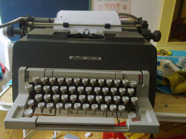 MAQUINA DE ESCRIBIR OLIVETTI LINEA 98