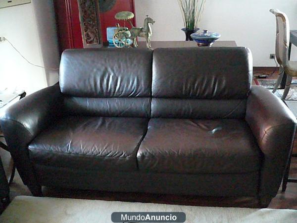 Vendo Sofa de piel marrón, acomoda 3 personas. 450€