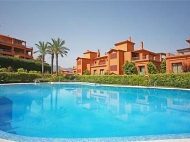 Apartamento con 2 dormitorios se vende en Benahavis, Costa del Sol