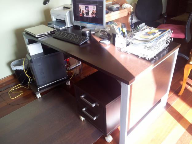 Despacho moderno y funcional. Amplia estantería y mesa de trabajo.