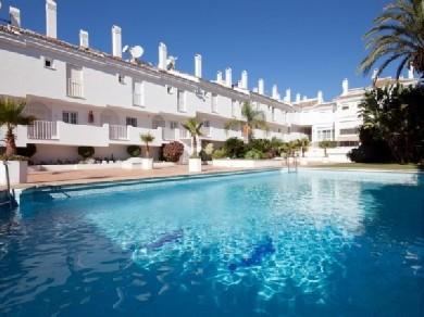 Apartamento con 3 dormitorios se vende en Marbella, Costa del Sol