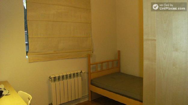 Rooms available - Spacious 3-bedroom apartment in popular Moncloa