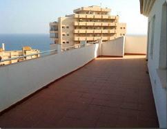 Apartamentos con vistas al mar y al lado de la playa  de precio y ubicación excepcional