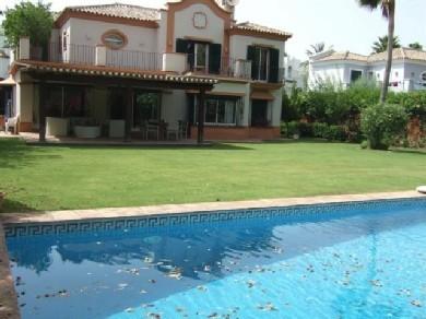 Chalet con 4 dormitorios se vende en Marbella, Costa del Sol