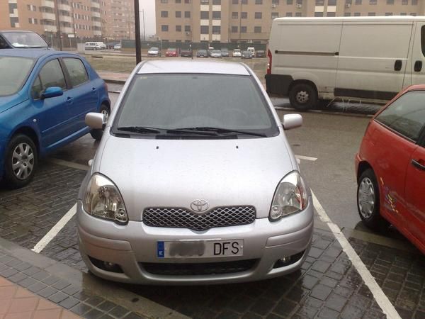 SE VENDE TOYOTA YARIS 1.3 VVTI SOL