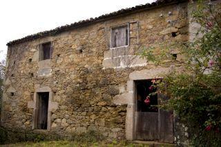 in Laracha (Meirama),  Galicia   - 52000  EUR