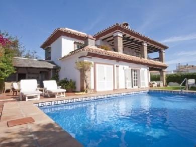 Chalet con 6 dormitorios se vende en Marbella, Costa del Sol