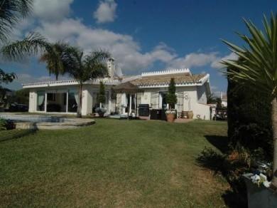 Chalet con 3 dormitorios se vende en Marbella, Costa del Sol