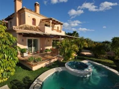 Chalet con 4 dormitorios se vende en Marbella, Costa del Sol