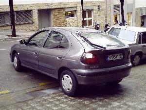 Venta de coche Renault MEGANE 1,6 90 CV '98 en Barcelona