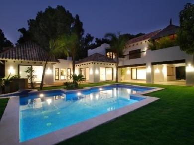 Chalet con 5 dormitorios se vende en Marbella, Costa del Sol