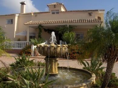 Chalet con 6 dormitorios se vende en Alhaurin el Grande