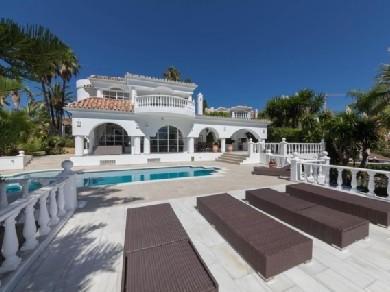 Chalet con 5 dormitorios se vende en Marbella, Costa del Sol