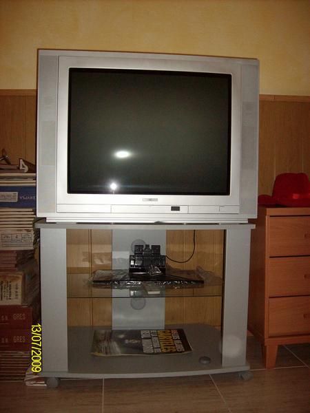 Se vende TV modelo antiguo.