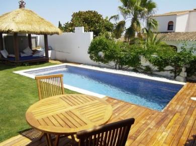 Chalet con 2 dormitorios se vende en Marbella, Costa del Sol