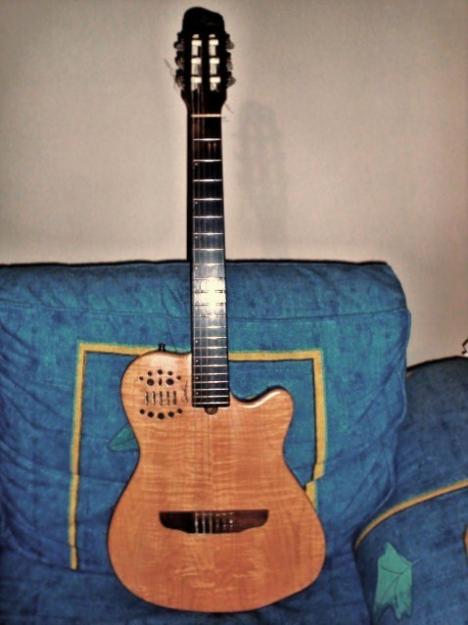 vendo guitarra godin cuerdas de nylon con acceso a sintetizador