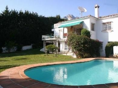 Chalet con 4 dormitorios se vende en Marbella, Costa del Sol