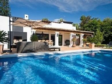 Chalet con 5 dormitorios se vende en Marbella, Costa del Sol