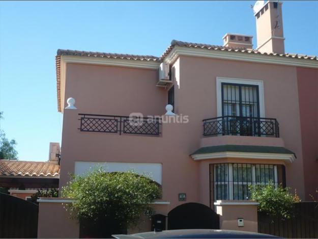 Se vende bonita casa pareada con piscina propia en Espartinas (Zona Mercadona)