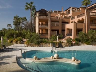 Apartamento con 3 dormitorios se vende en Marbella, Costa del Sol