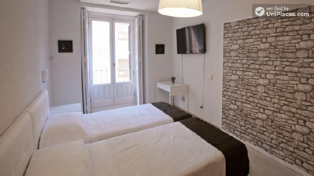 Rooms available - 5-bedroom apartment in the heart of Madrid