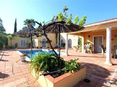 Chalet con 4 dormitorios se vende en Estepona, Costa del Sol