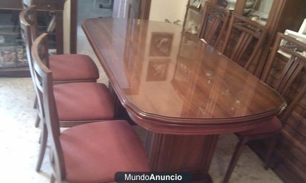 VENDO MESA Y 6 SILLAS PERFECTAMENTE CONSERVADAS, ELEGANTES, MUY BUEN PRECIO. Pino Montano.