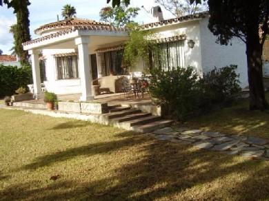 Chalet con 3 dormitorios se vende en Marbella, Costa del Sol