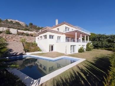 Chalet con 6 dormitorios se vende en Estepona, Costa del Sol