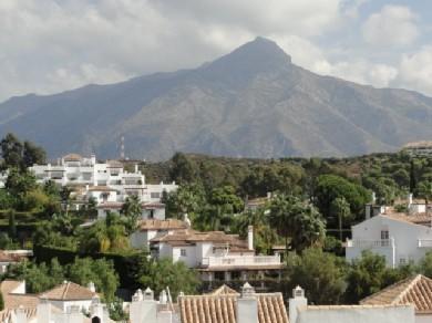 Apartamento con 2 dormitorios se vende en Marbella, Costa del Sol